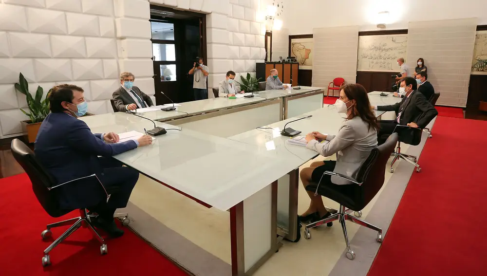 Alfonso Fernández Mañueco preside la Mesa del Diálogo Social, junto con miembros de su Gobierno, sindicatos y Cecale