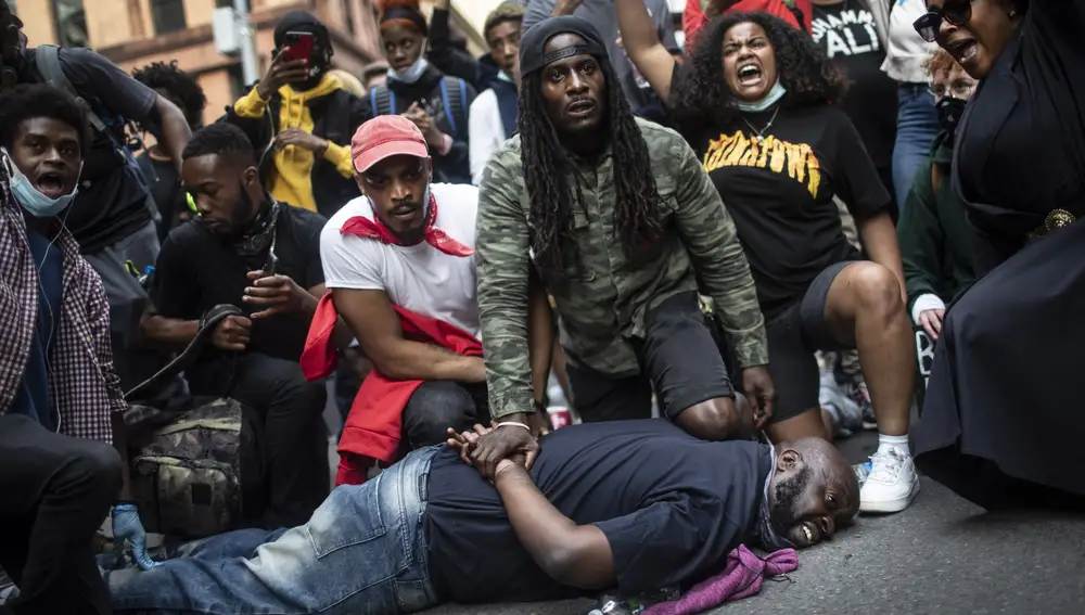 Manifestantes recrean la escena en la que George Floyd fue retenido y asesinado por la policía, durante una manifestación de solidaridad pidiendo justicia por la muerte del ciudadano afroamericano