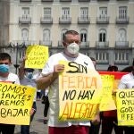 Participantes en la protesta del sector de los feriantes por su situación debido a la crisis del coronavirus