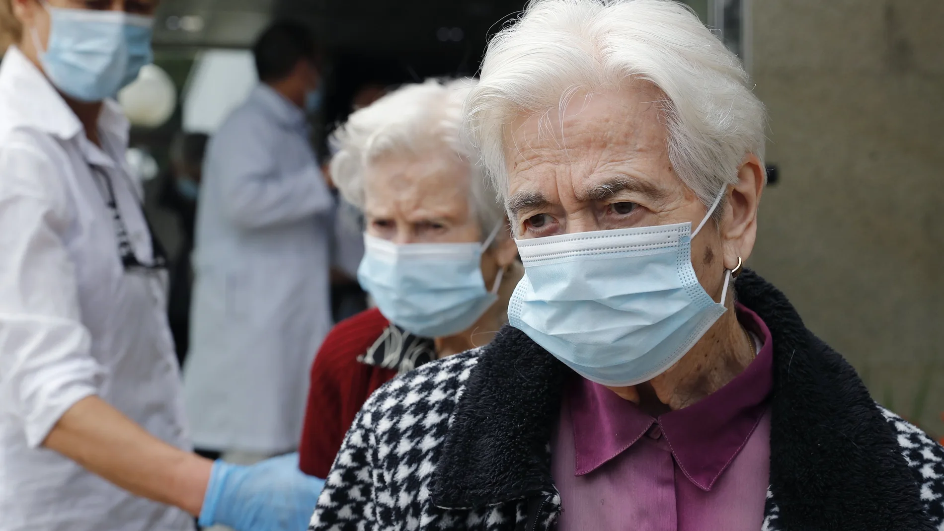Un grupo de mayores sanos que permanecían alojados en un hotel durante la pandemia por coronavirus, son trasladados por la Cruz Roja de vuelta a su residencia, ahora medicalizada en Santiago de Compostela.