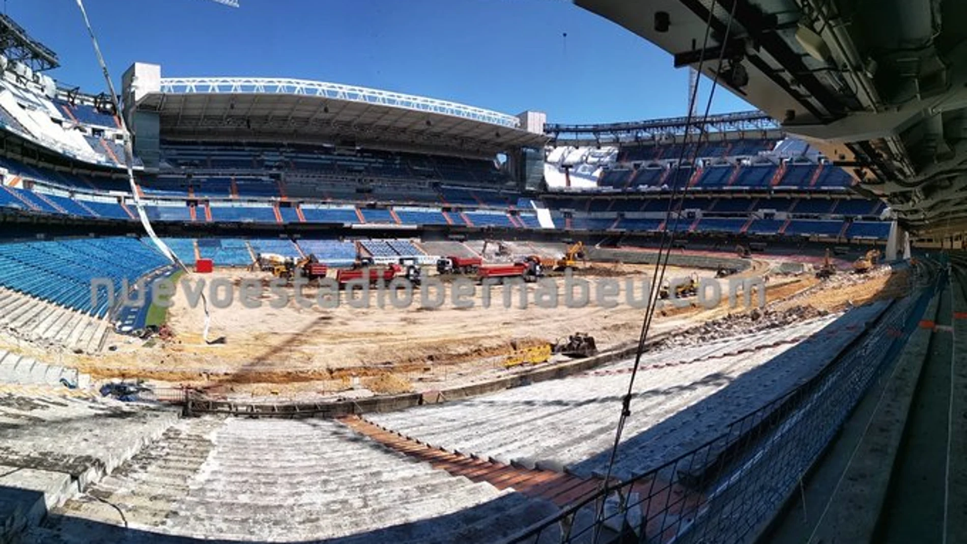 Estado del terreno de juego del Bernabéu en plenas obras de remodelación