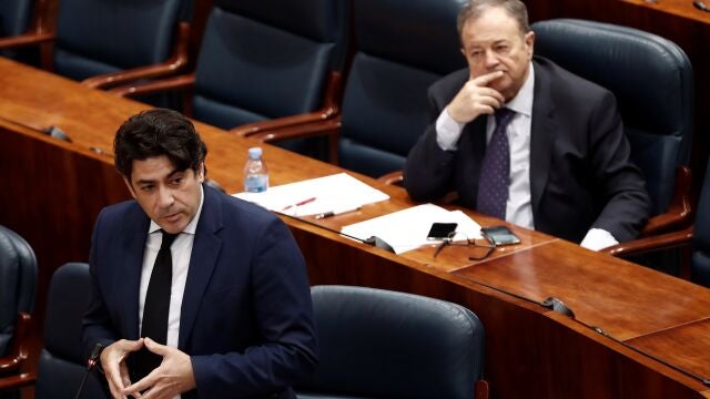 El consejero de Vivienda, David Pérez, durante su intervención en una sesión de control en la Asamblea de Madrid