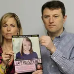 Kate y Gerry McCann posan con un cartel con la imagen de su hija