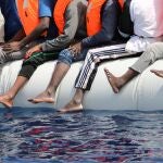 Un grupo de migrantes es rescatado por una ONG en la costa de Libia el 30 de mayo de 2020