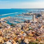 Vista aérea de la ciudad y el puerto de Alicante
