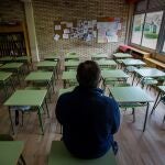 Un profesor en una clase vacía