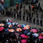 Manifestantes usan paraguas frente a la Guardia Nacional en Seattle