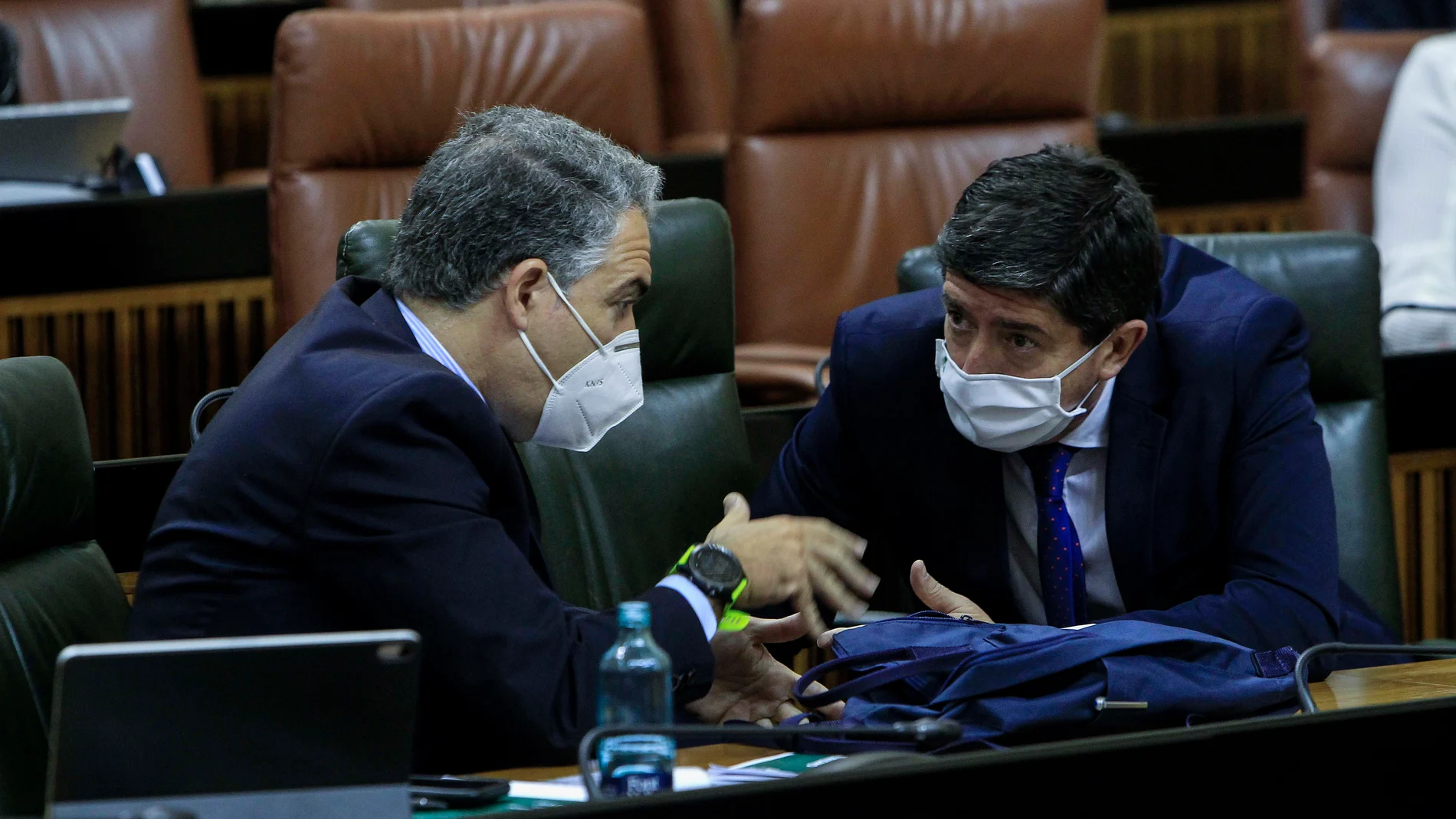 Elías Bendodo conversa con Juan Marín en el Parlamento