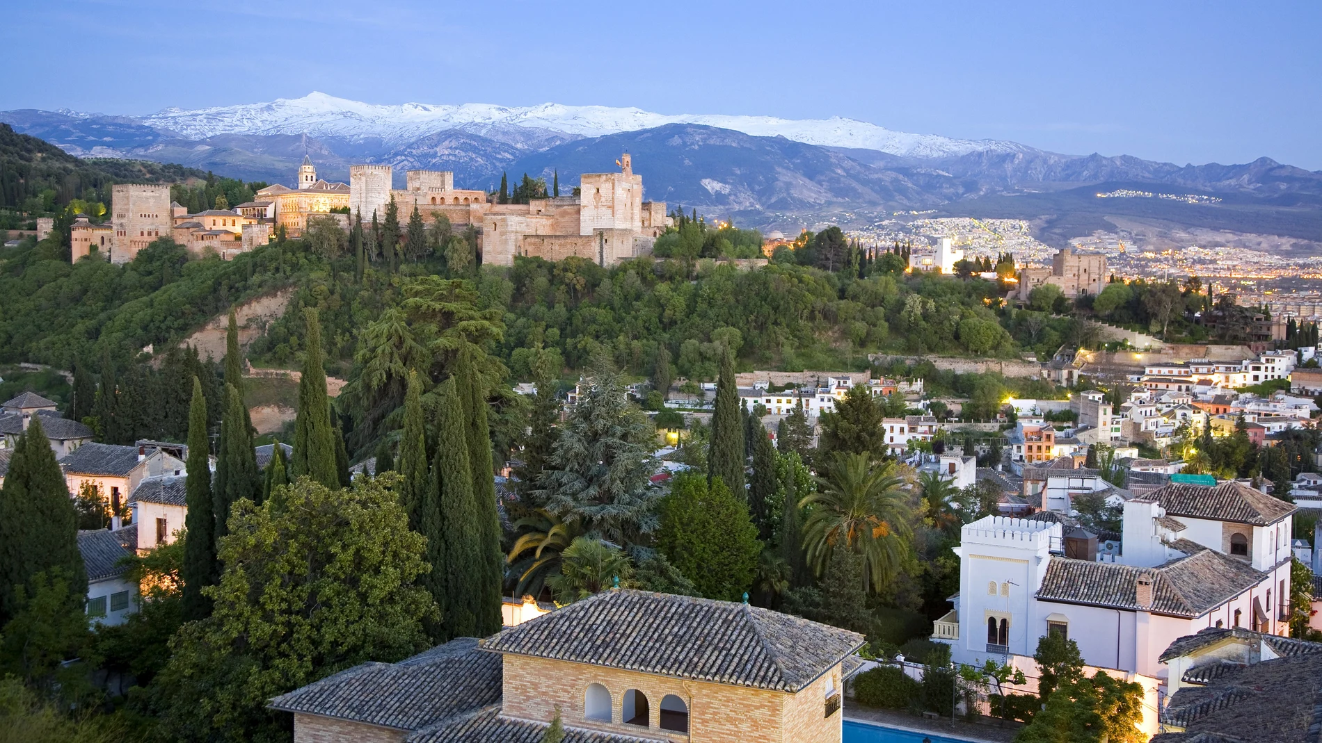 Vista de la Alhambra y Sierra Nevada desde el barrio del Albaicín