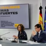 MADRID, 05/06/2020.- La ministra de Hacienda y portavoz del Gobierno, María Jesús Montero, y el ministro de Sanidad, Salvador Illa, durante la rueda de prensa posterior a la reunión del Consejo de Ministros extraordinario este viernes en Moncloa. EFE/Emilio Naranjo