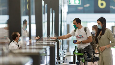Pasajeros con sus maletas en las instalaciones de la Terminal T4 del Aeropuerto Adolfo Suárez Madrid-Barajas