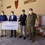 El general José Rivas Moriana entrega la donación a Cáritas Diocesana