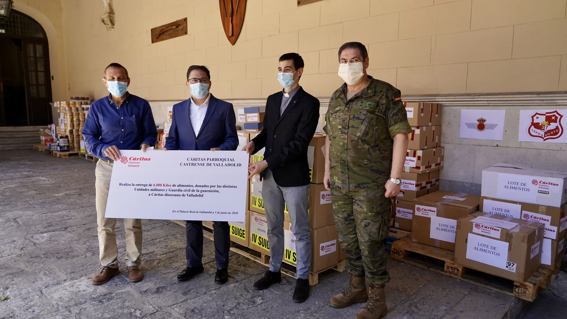 El general José Rivas Moriana entrega la donación a Cáritas Diocesana