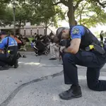 Agentes de la Policía de Austin se arrodillan en memoria de George Floyd como muestra de solidaridad con los manifestantes