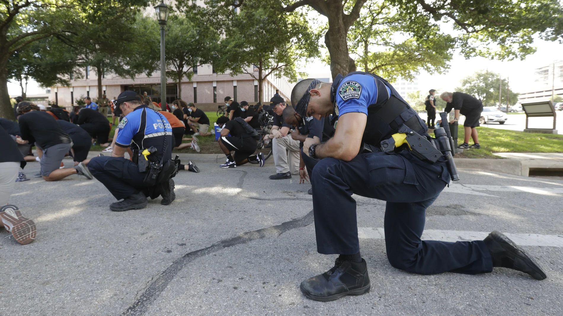 Agentes de la Policía de Austin se arrodillan en memoria de George Floyd como muestra de solidaridad con los manifestantes