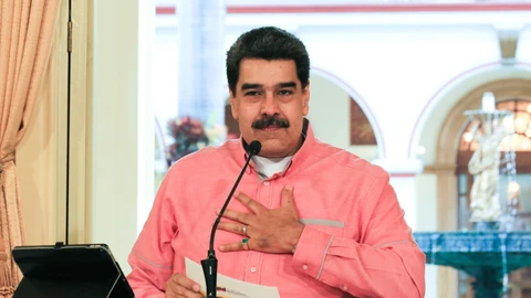 AME4553. CARACAS (VENEZUELA), 04/06/2020.- Fotografía cedida este jueves por la oficina de Prensa del Palacio de Miraflores que muestra al presidente venezolano, Nicolás Maduro, mientras participa en un acto de Gobierno en Caracas (Venezuela). Venezuela reportó este jueves 135 nuevos casos de COVID-19 y alcanzó los 2.087 contagios totales, al tiempo que anunció la detección de un "brote grande" en una comunidad indígena pemón del amazónico estado de Bolívar, en el sur del país. Maduro dijo que de los nuevos casos reportados hoy, 31 son de "transmisión comunitaria", y calificó los restantes 104 como "importados" desde Colombia y Brasil, dos naciones con las que Venezuela comparte frontera. EFE/PRENSA MIRAFLORES/ SOLO USO EDITORIAL /NO VENTAS