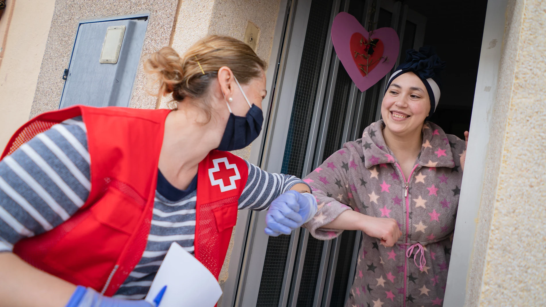 Voluntarios de Cruz Roja Española durante la campaña de ayuda por el Covid-19
