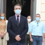 El delegado del Gobierno en Madrid, José Manuel Franco (en primer plano), durante un minuto de silencio por las víctimas del coronavirus