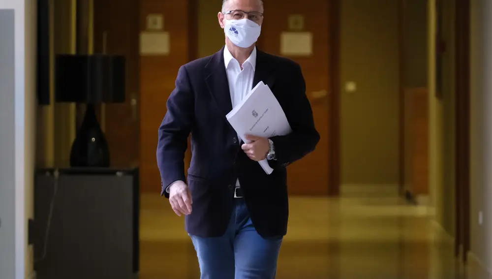El presidente de las Cortes, Luis Fuentes, preside la reunión preparatoria de la Mesa y la Junta de Portavoces de las Cortes para el pleno de la próxima semana