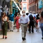 Viandantes con mascarillas