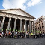 Ciudadanos toma parte de un acto en forma del clima y del uso de la bicicleta frente al Panteón en Roma