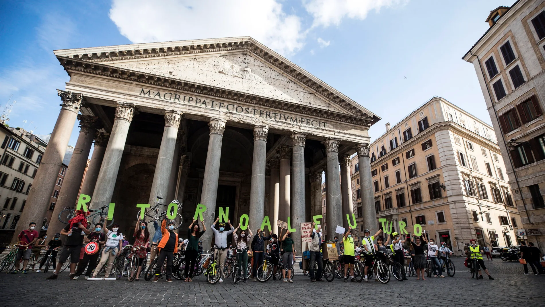 Ciudadanos toma parte de un acto en forma del clima y del uso de la bicicleta frente al Panteón en Roma