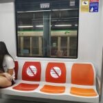 Una joven con mascarilla viaja en el Metro de Sevilla