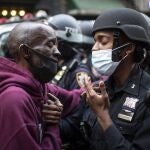Un manifestante y un policía en Nueva York en una marcha antirracista