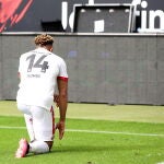 El jugador del Mainz Pierre Kunde, arrodillado para protestar contra el racismo después de marcar un gol al Eintracht.