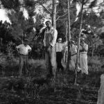 El cadáver de Rubin Stacy cuelga de un árbol en Fort Lauderdale en 1935 mientras sus vecinos contemplan su cuerpo