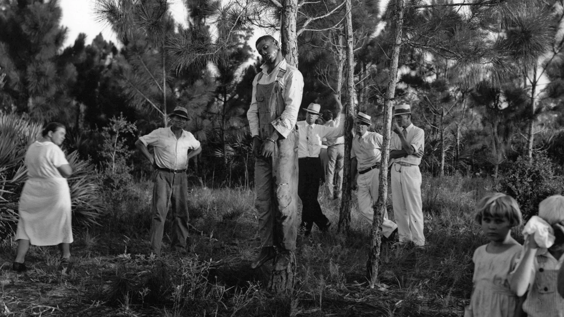 El cadáver de Rubin Stacy cuelga de un árbol en Fort Lauderdale en 1935 mientras sus vecinos contemplan su cuerpo