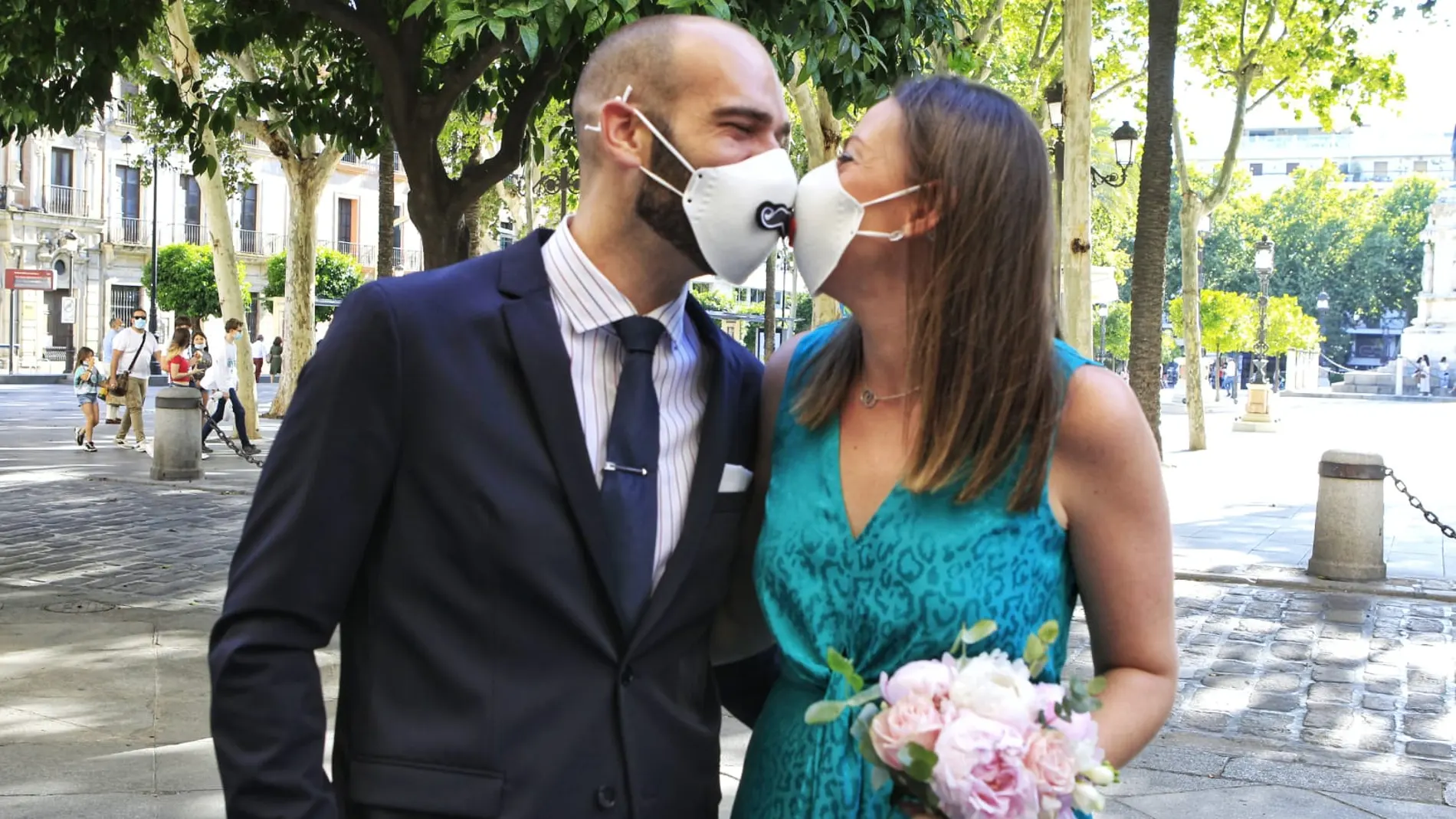 La pareja de recién casados a las puertas del Ayuntamiento de Sevilla