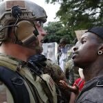 Un manifestante se encará con un miembro de la Guardia Nacional en Washigton durante una de las manifestaciones de la semana pasada.