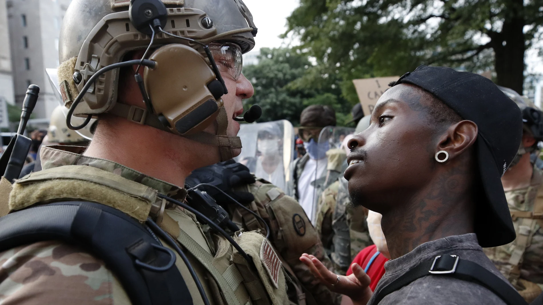 Un manifestante se encará con un miembro de la Guardia Nacional en Washigton durante una de las manifestaciones de la semana pasada.