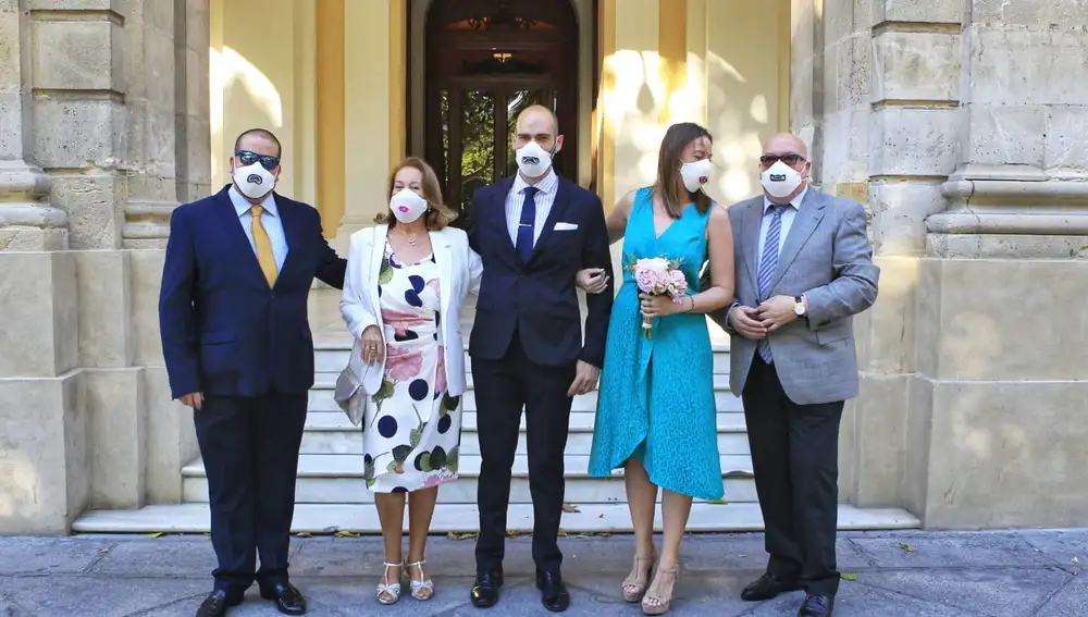 Foto de familia a las puertas del Ayuntamiento de Sevilla