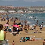 GRAFCVA5633. VALENCIA, 06/06/2020.- Las playas de Las Arenas y La Malvarrosa de la ciudad de Valéncia presentan este aspecto en el primer sábado del mes de junio, en el que el sol, y las altas temperaturas han animado a los valencianos a acercarse a tomar un baño
