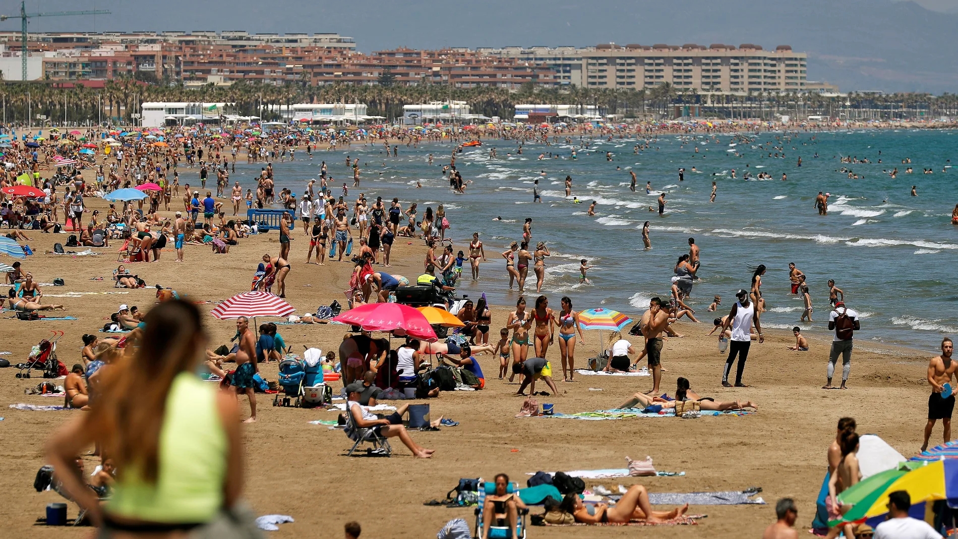 El sol y las altas temperaturas han animado a los valencianos a acercarse a las playas