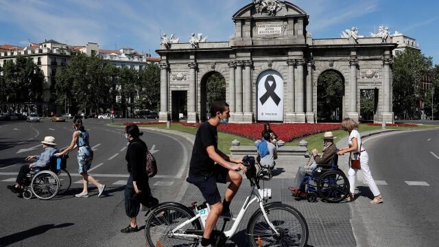 Vista del ambiente en el centro de Madrid, en la Puerta de Alcalá
