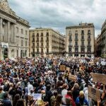 Manifestantes durante la concentración en la Plaza Sant Jaume de Barcelona convocada bajo el lema "No Justice no Peace" contra el racismo y la violencia policial