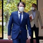 El presidente de la Junta, Alfonso Fernández Mañueco, momentos antes de comparecer ante la prensa tras la reunión con Sánchez