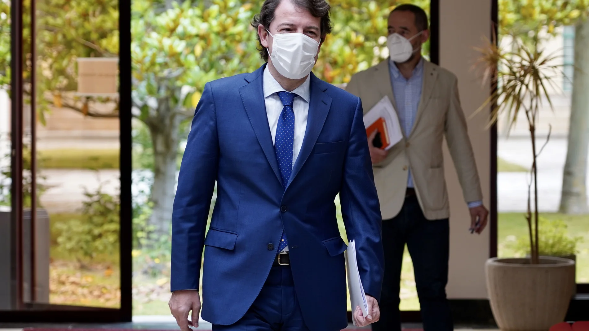 El presidente de la Junta, Alfonso Fernández Mañueco, momentos antes de comparecer ante la prensa tras la reunión con Sánchez