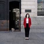 La presidenta de la Comunidad de Madrid, Isabel Díaz Ayuso, guarda un minuto de silencio en el último día de luto oficial decretado en la región