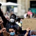 Cientos de personas reivindicando que "todas las vidas negras importan" (Black Lives Matter)