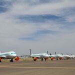Varios aviones aparcados en un aeropuerto
