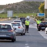 Agentes de la Guardia Civil realizanun control de tráfico en la autovía A-30, que une la Comunidad de Murcia y la de Castilla-La Mancha, en la Venta del Olivo, Cieza