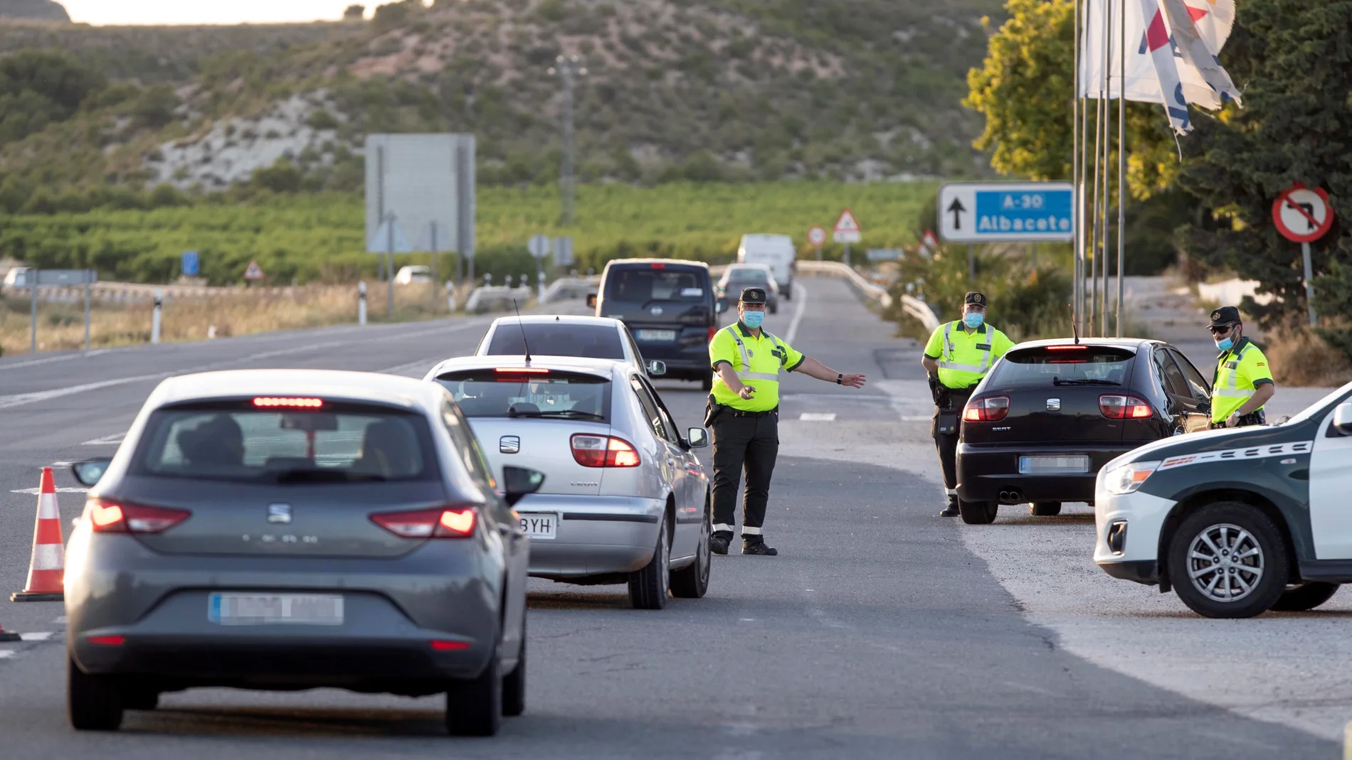 Agentes de la Guardia Civil realizanun control de tráfico en la autovía A-30, que une la Comunidad de Murcia y la de Castilla-La Mancha, en la Venta del Olivo, Cieza
