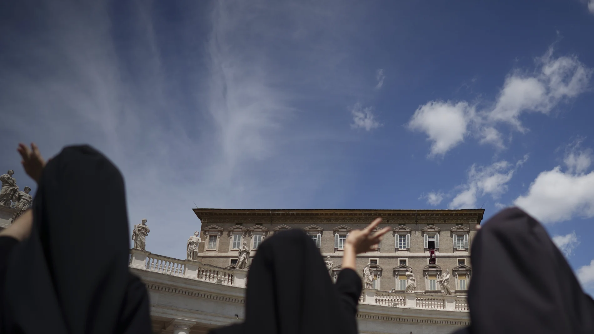 Tres religiosas saludaban ayer al Papa durante el rezo del Ángelus desde la mítica plaza de San Marcos del Vaticano