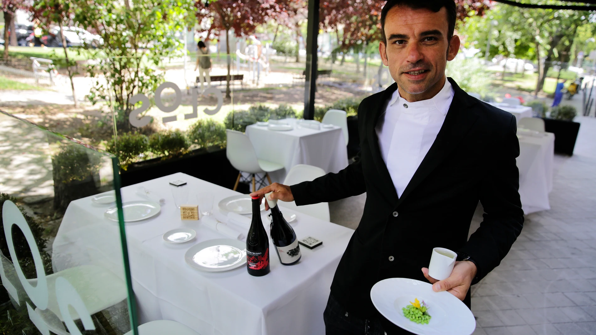 Marcos Granda, chef y sumiller en la terraza del Restaurante Clos.