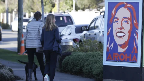 Un cartel donde aparece la Primera ministra Jacinda Ardern celebra que Nueva Zelanda ha erradicado la Covid-19.