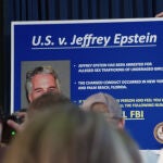 Tras condenar a Jeffrey Epstein por tráfico sexual, el FBI instaló una línea directa para que las víctimas se pusieran en contacto, usando el cartel de la imagen